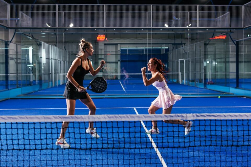 Zwei Frauen freuen sich beim Padel-Sieg