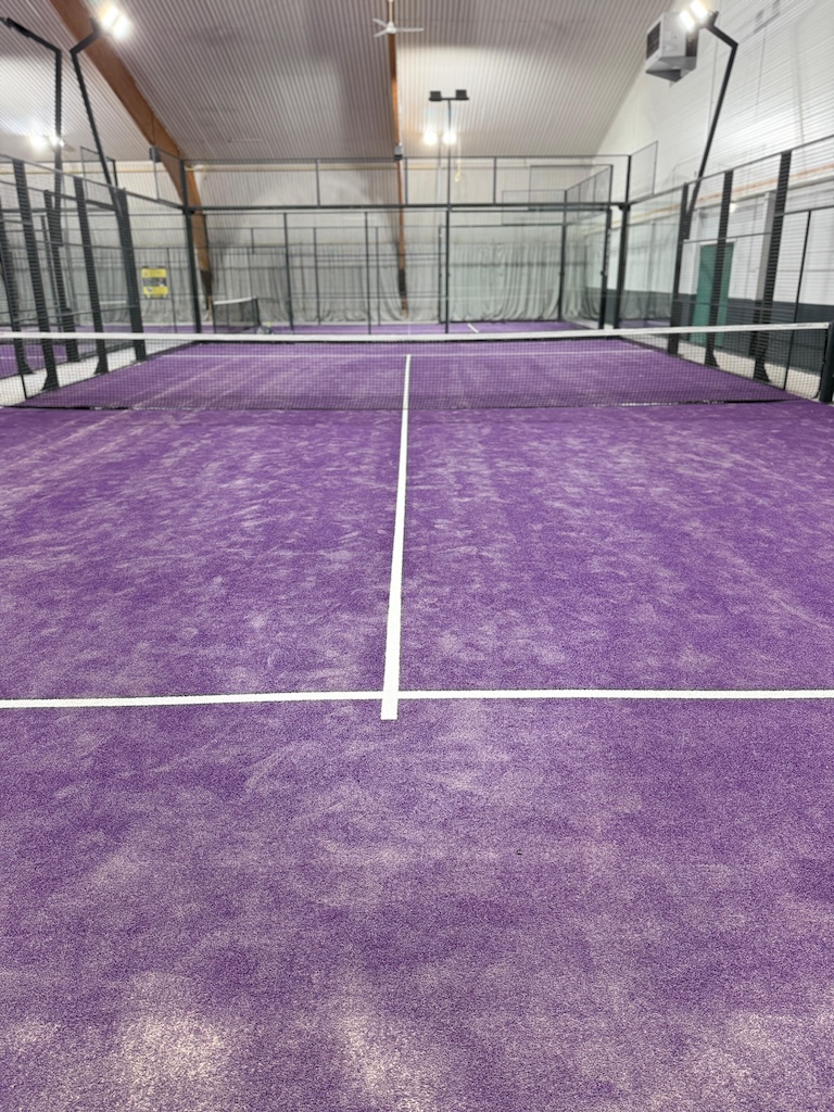 Unsere wunderschönen Padel-Courts in lila