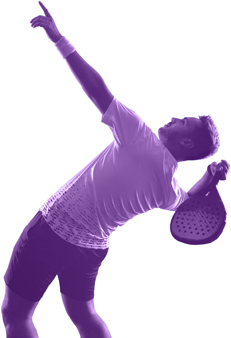 PADEL Spieler beim Aufschlag